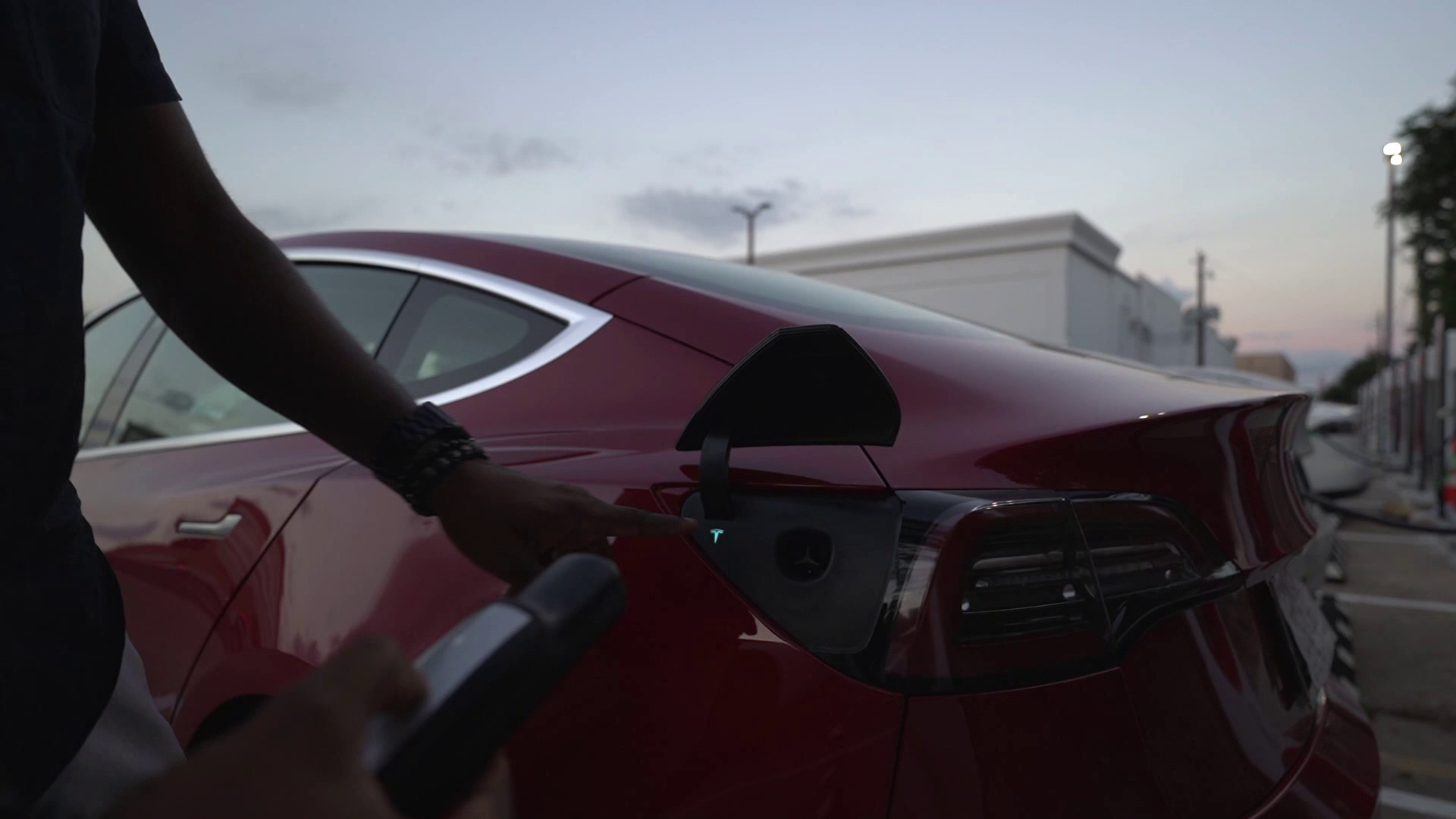 How to use the Tesla Super Charger